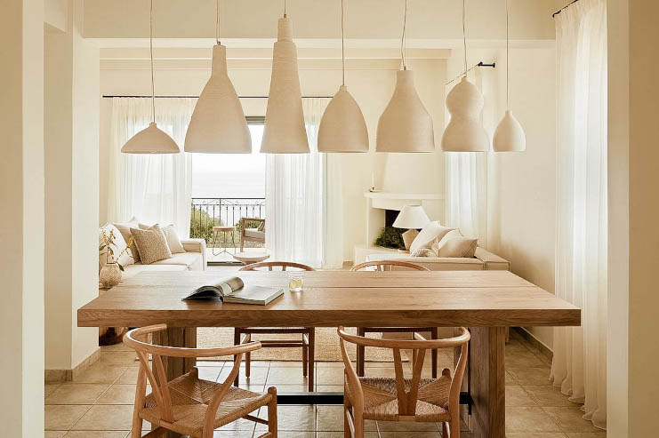 salle à manger avec table en bois et luminaires enduit de chaux